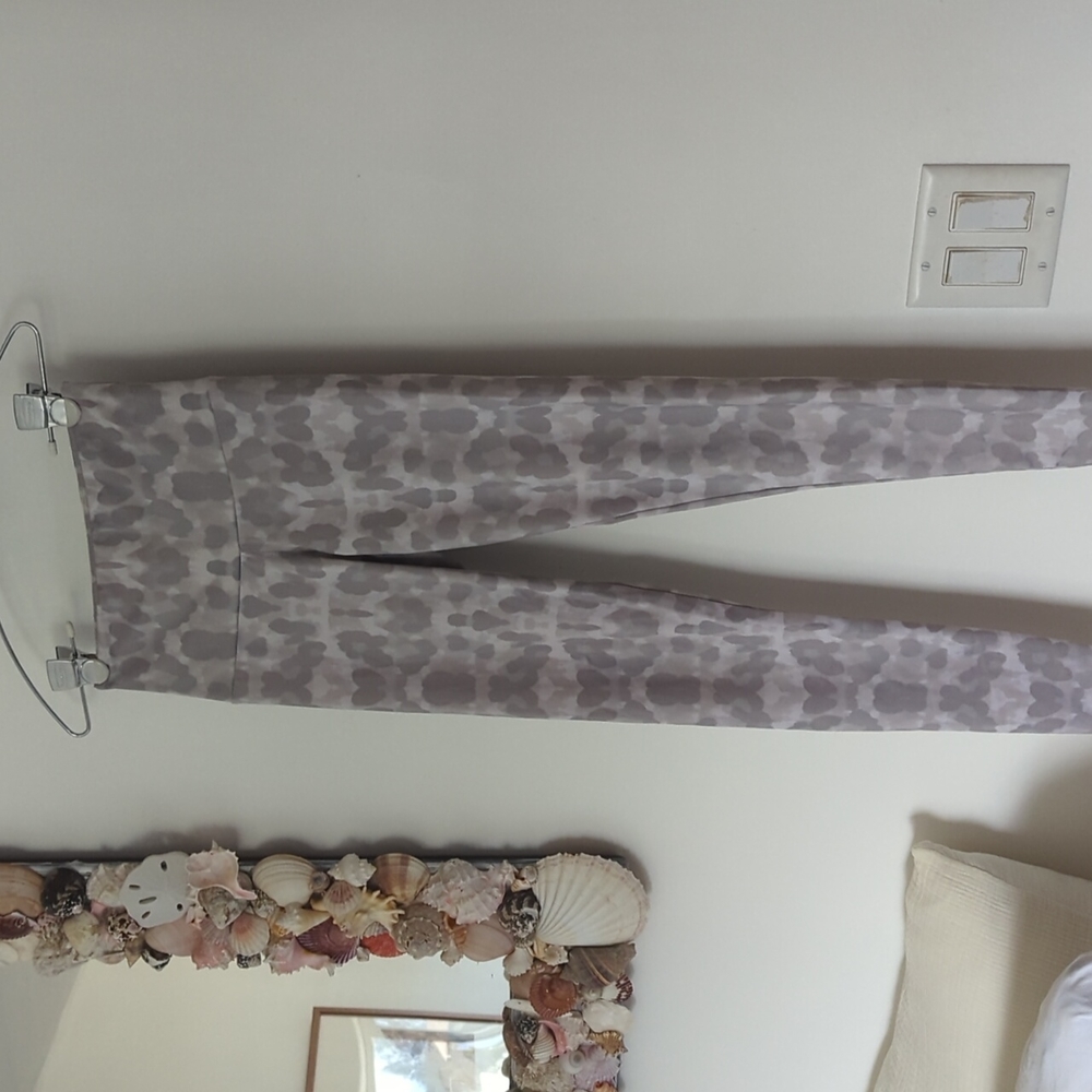 Onzie Small Snow Leopard leggings